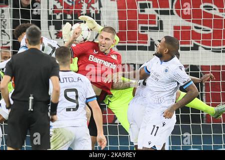 Leverkusen (Germania), 01/11/2022, il portiere del Club Simon Mignolet e Robert Andrich di Leverkusen combattono per la palla durante una partita di calcio di gruppo tra la squadra tedesca Bayer Leverkusen e la squadra belga di calcio Club Brugge KV, martedì 01 novembre 2022 a Leverkusen (Germania), Il giorno 6/6 della tappa di gruppo della UEFA Champions League. FOTO DI BELGA BRUNO FAHY Foto Stock