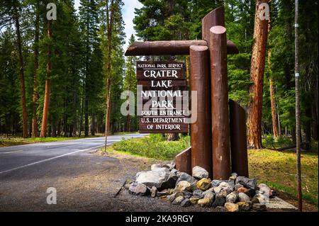 Cartello di benvenuto all'ingresso del Crater Lake National Park in Oregon Foto Stock