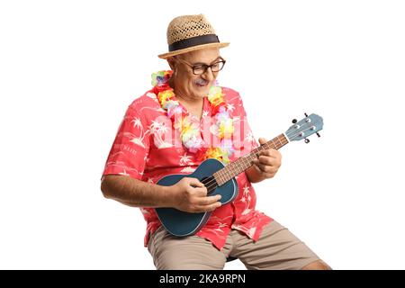 Uomo di Marture con catena di fiori intorno al collo che gioca ukulele isolato su sfondo bianco Foto Stock