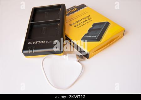 Caricabatteria doppio a marchio Patona per batteria per fotocamera digitale con alimentatore USB Foto Stock