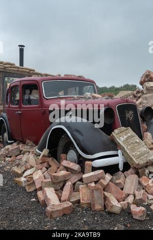 Tarrant Hinton.Dorset.United Kingdom.August 25th 2022.A scarto Austin sei è mezzo sepolto tra macerie per replicare una scena tipica della seconda guerra mondiale Foto Stock