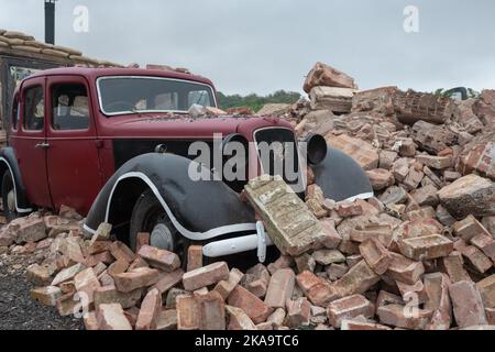 Tarrant Hinton.Dorset.United Kingdom.August 25th 2022.A scarto Austin sei è mezzo sepolto tra macerie per replicare una scena tipica della seconda guerra mondiale Foto Stock