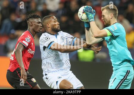 Leverkusen, Germania, 01/11/2022, il cyle Larin del Club e il portiere di Leverkusen Lukas Hradecky combattono per la palla durante una partita di calcio di gruppo tra la squadra tedesca Bayer Leverkusen e la squadra belga di calcio Club Brugge KV, martedì 01 novembre 2022 a Leverkusen, Germania, Il giorno 6/6 della tappa di gruppo della UEFA Champions League. FOTO DI BELGA BRUNO FAHY Foto Stock