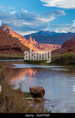 Waring Mesa, le Fisher Towers, il fiume Colorado, Fisher Mesa e le montagne la SAL al tramonto vicino a Moab, Utah. Foto Stock