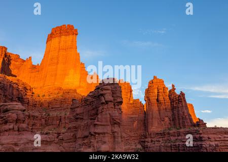 The Fisher Towers, da sinistra, The Kingfisher, The Cottontail & Ancient Art al tramonto vicino a Moab, Utah. Foto Stock