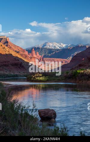 Waring Mesa, le Fisher Towers, il fiume Colorado, Fisher Mesa e le montagne la SAL al tramonto vicino a Moab, Utah. Foto Stock