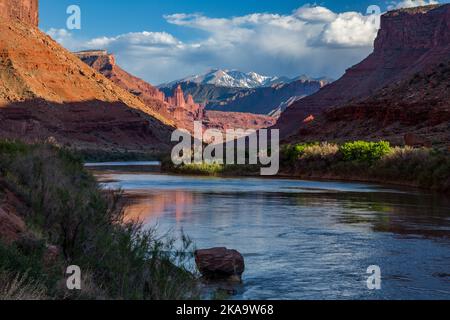 Waring Mesa, le Fisher Towers, il fiume Colorado, Fisher Mesa e le montagne la SAL al tramonto vicino a Moab, Utah. Foto Stock