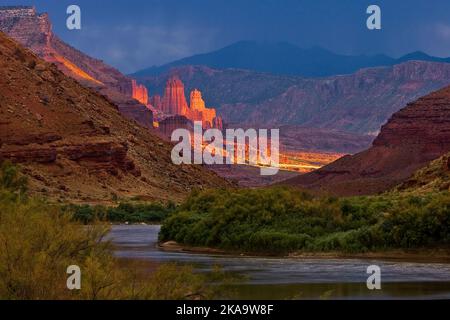 Nuvole di tempesta e luce del tramonto sulle Fisher Towers sul fiume Colorado vicino a Moab, Utah. Foto Stock