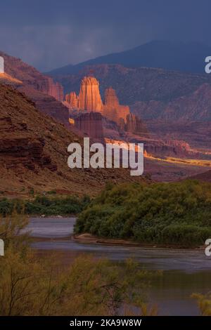 Nuvole di tempesta e luce del tramonto sulle Fisher Towers sul fiume Colorado vicino a Moab, Utah. Foto Stock