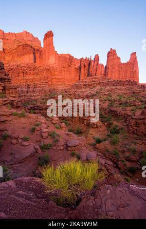 Le Fisher Towers, da sinistra, il Kingfisher, Cottontail & il Titan. Moab, Utah. Il Titan è la torre indipendente più alta degli Stati Uniti Foto Stock