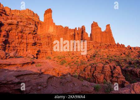 Le Fisher Towers, da sinistra, il Kingfisher, Cottontail & il Titan. Moab, Utah. Il Titan è la torre indipendente più alta degli Stati Uniti Foto Stock