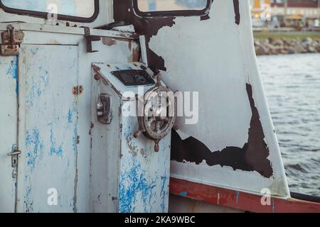 Cabina del capitano su una vecchia barca da pesca Foto Stock