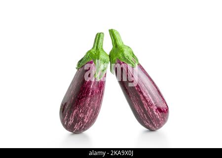 Due melanzane mature con graffiti isolate su sfondo bianco. Concetto di cibo. Foto Stock