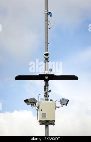 Una macchina fotografica per il rumore a Keighley, West Yorkshire. Il dispositivo, fissato ad un lampione, misura i livelli sonori dei veicoli che passano e ne fa un'immagine Foto Stock