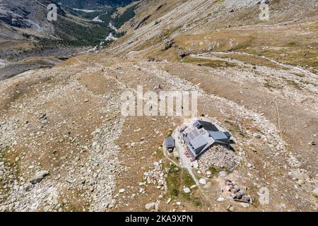 Veduta aerea di Cabane Arpitettaz in un paesaggio roccioso vicino a un ghiacciaio, valle Zinal, Vallese, Svizzera. Foto Stock