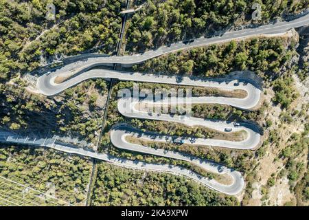 Incredibile vista aerea, fuco, strada del Passo con tornanti multipli, acquedotto, Vallese, Svizzera Foto Stock