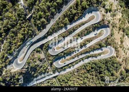 Incredibile vista aerea, fuco, strada del Passo con tornanti multipli, acquedotto, Vallese, Svizzera Foto Stock