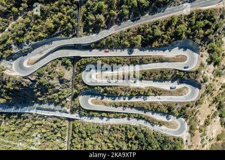 Incredibile vista aerea, fuco, strada del Passo con tornanti multipli, acquedotto, Vallese, Svizzera Foto Stock