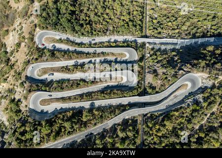 Incredibile vista aerea, fuco, strada del Passo con tornanti multipli, acquedotto, Vallese, Svizzera Foto Stock