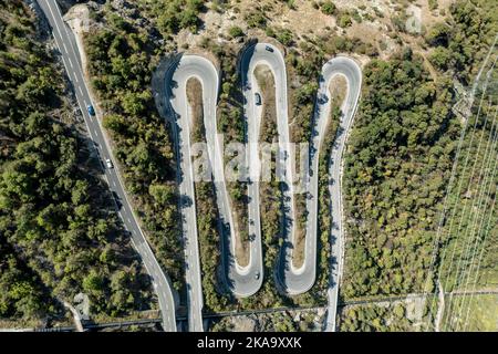 Incredibile vista aerea, fuco, strada del Passo con tornanti multipli, acquedotto, Vallese, Svizzera Foto Stock