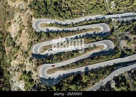 Incredibile vista aerea, fuco, strada del Passo con tornanti multipli, acquedotto, Vallese, Svizzera Foto Stock