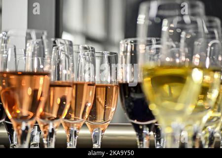 Un focus selettivo shot di bicchieri con tre diversi tipi di vino Foto Stock