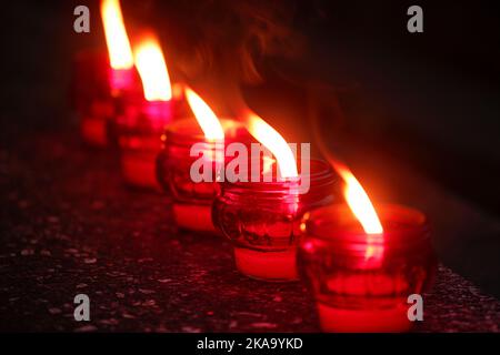 Le lanterne con le candele sono viste illuminate al cimitero di Brodno a Varsavia, in Polonia, il 01 novembre 2022. Foto Stock