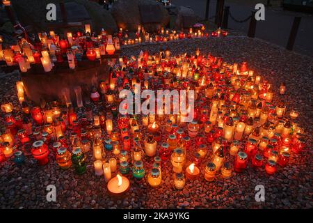 Le lanterne con le candele sono viste illuminate al cimitero di Brodno a Varsavia, in Polonia, il 01 novembre 2022. Foto Stock