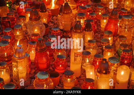 Le lanterne con le candele sono viste illuminate al cimitero di Brodno a Varsavia, in Polonia, il 01 novembre 2022. Foto Stock