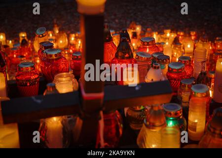 Le lanterne con le candele sono viste illuminate al cimitero di Brodno a Varsavia, in Polonia, il 01 novembre 2022. Foto Stock