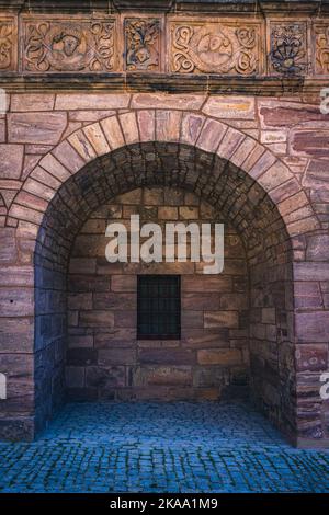 Uno scatto verticale sui dettagli del castello di Plassenburg vicino a Kulmbach, Baviera, Germania Foto Stock