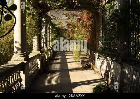 Una sezione del grande pergolato presso il Hill Garden in un angolo di Hampstead Heath in un giorno di sole, autunno. Londra, Inghilterra. Foto Stock
