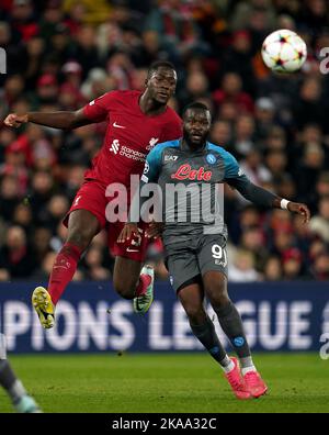 Ibrahima Konate di Liverpool (a sinistra) e Tanguy Ndombele di Napoli durante la partita UEFA Champions League Group A ad Anfield, Liverpool. Data immagine: Martedì 1 novembre 2022. Foto Stock