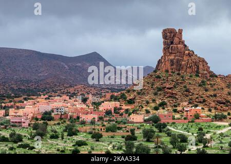 Una vista panoramica della formazione rocciosa del cappello di Napoleone con splendidi edifici vicino a Tafrout, Marocco Foto Stock