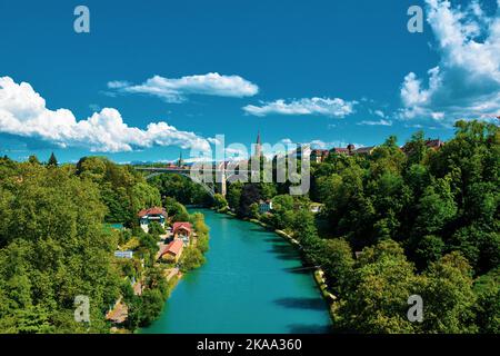 Una bella vista su un piccolo fiume della città tra alberi e piccoli edifici a Ginevra, Svizzera Foto Stock