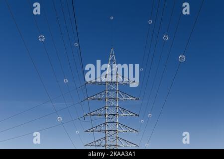 Linea elettrica aerea ad alta tensione e palo di pilone per elettricalinetransmissione Foto Stock