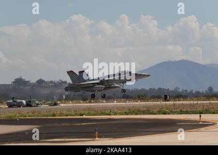 USMC F/A-18C da VMFA-232 atterra a MCAS Miramar a San Diego, California Foto Stock