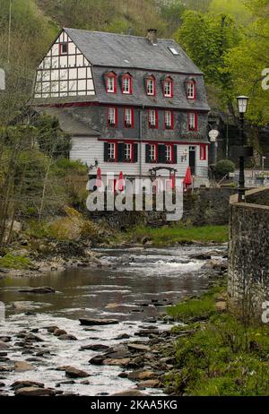 Una bella vista del Cafe Thelen sul fiume Rur nella città di Monschau, Eifel, Germania Foto Stock