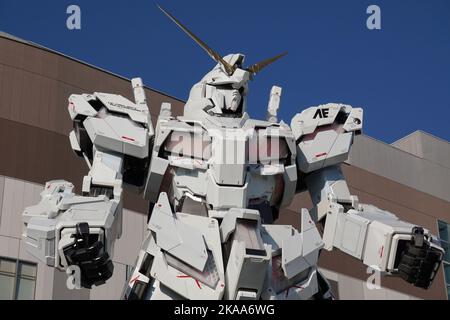 Un primo piano della statua dell'Unicorno Gundam a Odaiba Tokyo, Giappone Foto Stock