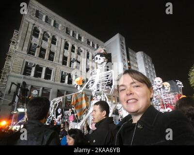 6th Avenue & 10th St, West Village, New York, NY, 10011. 31 ottobre 2022. Nonostante le piogge persistenti, i festeggiatori lungo la strada sono stati strenuamente barricati, l'iconica Halloween Parade annuale di New York è uscita senza intoppi per il 2022, mentre Ghouls e Gobelins hanno festeggiato l'annuale festival pagano con terrore e piacere fino alle ore notturne. Credit: ©Julia Mineeva/EGBN TV News/Alamy Live News Foto Stock