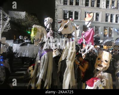 6th Avenue & 10th St, West Village, New York, NY, 10011. 31 ottobre 2022. Nonostante le piogge persistenti, i festeggiatori lungo la strada sono stati strenuamente barricati, l'iconica Halloween Parade annuale di New York è uscita senza intoppi per il 2022, mentre Ghouls e Gobelins hanno festeggiato l'annuale festival pagano con terrore e piacere fino alle ore notturne. Credit: ©Julia Mineeva/EGBN TV News/Alamy Live News Foto Stock