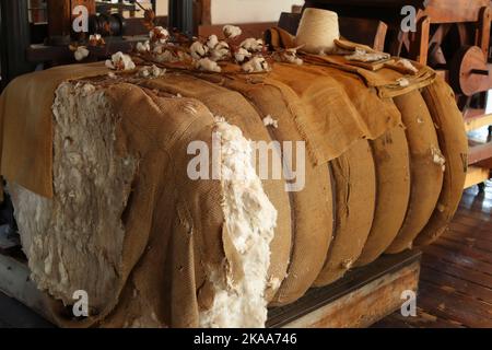 All'interno dei mulini dello Slatersville Museum, si trovano le balle di cotone in replica di ciò che è stato prodotto secoli fa. Samuel Slater iniziò l'industria Foto Stock