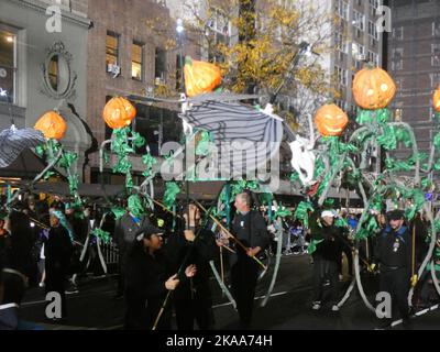 6th Avenue & 10th St, West Village, New York, NY, 10011. 31 ottobre 2022. Nonostante le piogge persistenti, i festeggiatori lungo la strada sono stati strenuamente barricati, l'iconica Halloween Parade annuale di New York è uscita senza intoppi per il 2022, mentre Ghouls e Gobelins hanno festeggiato l'annuale festival pagano con terrore e piacere fino alle ore notturne. Credit: ©Julia Mineeva/EGBN TV News/Alamy Live News Foto Stock