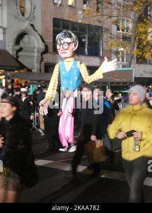 6th Avenue & 10th St, West Village, New York, NY, 10011. 31 ottobre 2022. Nonostante le piogge persistenti, i festeggiatori lungo la strada sono stati strenuamente barricati, l'iconica Halloween Parade annuale di New York è uscita senza intoppi per il 2022, mentre Ghouls e Gobelins hanno festeggiato l'annuale festival pagano con terrore e piacere fino alle ore notturne. Credit: ©Julia Mineeva/EGBN TV News/Alamy Live News Foto Stock