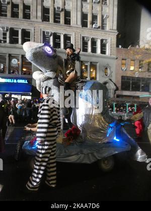 6th Avenue & 10th St, West Village, New York, NY, 10011. 31 ottobre 2022. Nonostante le piogge persistenti, i festeggiatori lungo la strada sono stati strenuamente barricati, l'iconica Halloween Parade annuale di New York è uscita senza intoppi per il 2022, mentre Ghouls e Gobelins hanno festeggiato l'annuale festival pagano con terrore e piacere fino alle ore notturne. Credit: ©Julia Mineeva/EGBN TV News/Alamy Live News Foto Stock