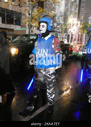 6th Avenue & 10th St, West Village, New York, NY, 10011. 31 ottobre 2022. Nonostante le piogge persistenti, i festeggiatori lungo la strada sono stati strenuamente barricati, l'iconica Halloween Parade annuale di New York è uscita senza intoppi per il 2022, mentre Ghouls e Gobelins hanno festeggiato l'annuale festival pagano con terrore e piacere fino alle ore notturne. Credit: ©Julia Mineeva/EGBN TV News/Alamy Live News Foto Stock