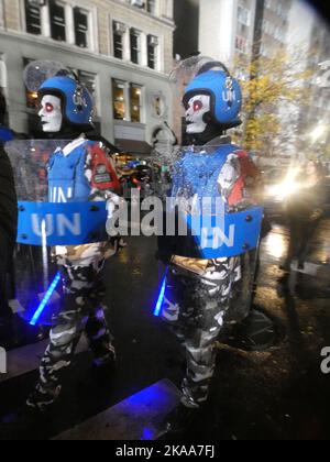 6th Avenue & 10th St, West Village, New York, NY, 10011. 31 ottobre 2022. Nonostante le piogge persistenti, i festeggiatori lungo la strada sono stati strenuamente barricati, l'iconica Halloween Parade annuale di New York è uscita senza intoppi per il 2022, mentre Ghouls e Gobelins hanno festeggiato l'annuale festival pagano con terrore e piacere fino alle ore notturne. Credit: ©Julia Mineeva/EGBN TV News/Alamy Live News Foto Stock