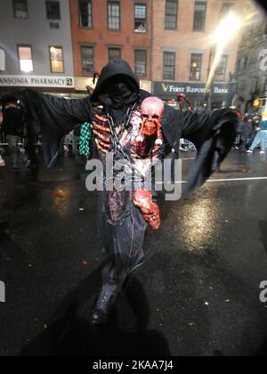 6th Avenue & 10th St, West Village, New York, NY, 10011. 31 ottobre 2022. Nonostante le piogge persistenti, i festeggiatori lungo la strada sono stati strenuamente barricati, l'iconica Halloween Parade annuale di New York è uscita senza intoppi per il 2022, mentre Ghouls e Gobelins hanno festeggiato l'annuale festival pagano con terrore e piacere fino alle ore notturne. Credit: ©Julia Mineeva/EGBN TV News/Alamy Live News Foto Stock