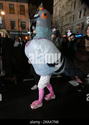 6th Avenue & 10th St, West Village, New York, NY, 10011. 31 ottobre 2022. Nonostante le piogge persistenti, i festeggiatori lungo la strada sono stati strenuamente barricati, l'iconica Halloween Parade annuale di New York è uscita senza intoppi per il 2022, mentre Ghouls e Gobelins hanno festeggiato l'annuale festival pagano con terrore e piacere fino alle ore notturne. Credit: ©Julia Mineeva/EGBN TV News/Alamy Live News Foto Stock