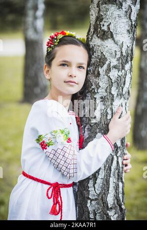 Bila Tserkva, Ucraina, maggio 2017: Bambino in vestiti popolari ucraini Foto Stock